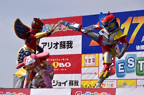 ビーカンと戦うヤマシロン・